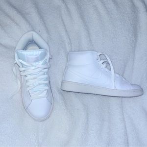 Nike women’s court royale 2 mid shoes